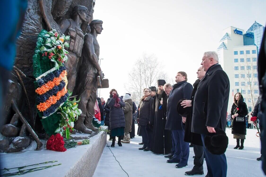 Торжественное возложение цветов к мемориалу «Воинской славы»